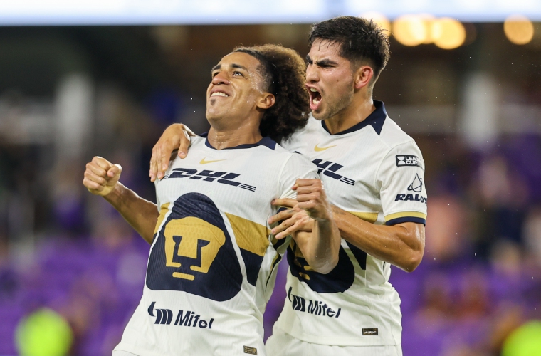 Adalberto Carrasquilla (izq.) fue la figura en la primera victoria de Pumas en la Leagues Cup.