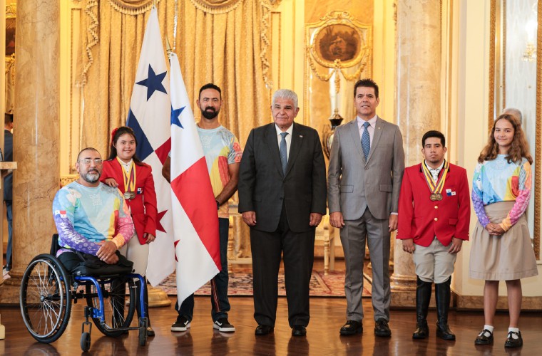 El primer mandatario de la Nación encabezó el evento que se realizó en el Salón Amarillo del Palacio de las Garzas.