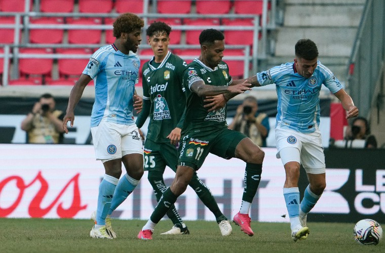 Ismael Díaz (c) en un juego de la Leagues Cup.