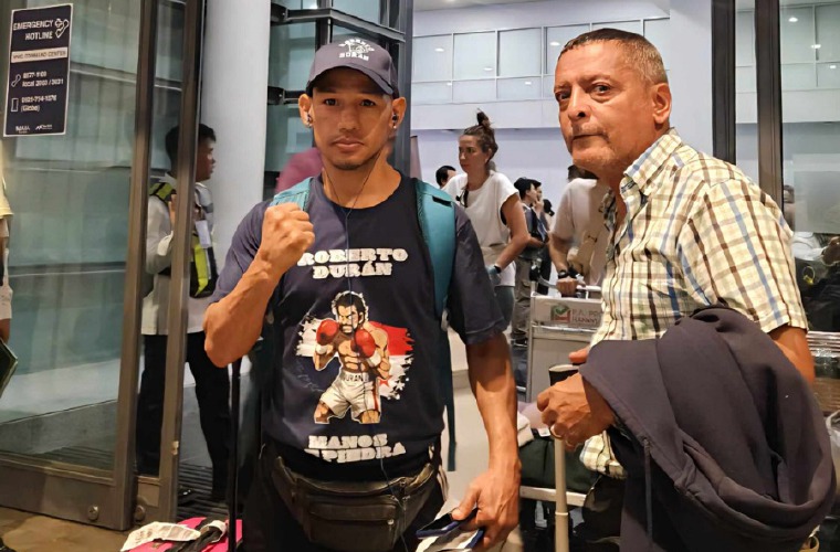El excampeón mundial Luis ‘El Nica’ Concepción (izq.) junto al entrenador Héctor Rangel a su llegada al aeropuerto de Manila, Filipinas.