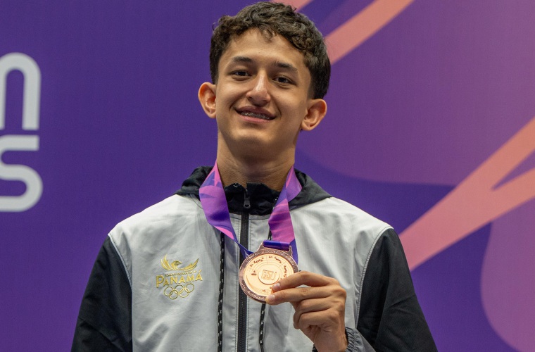El atleta panameño de la esgrima, Isaac Dorati, con su medalla de bronce.