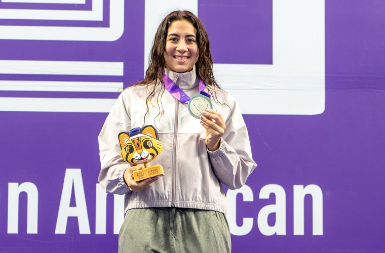 La atleta panameña Emily Santos con la medalla de plata lograda en los 200 metros pecho en la natación de los Juegos Panamericanos Junior.