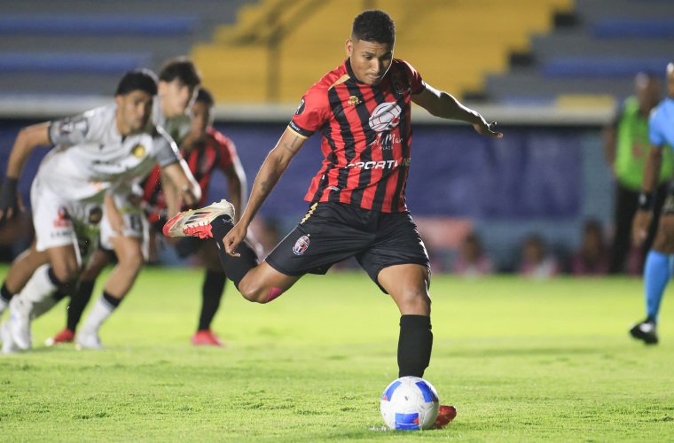 Ángel Valencia cobra exitosamente un penal que contribuyó al triunfo del Sporting de San Miguelito 2-1 sobre el Diriangén de Nicaragua en partido de la Copa Centroamericana de Clubes de Concacaf.