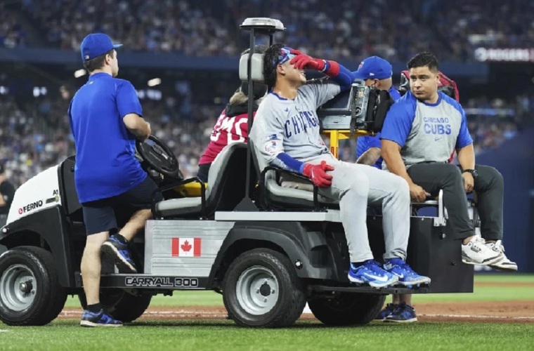 Miguel Amaya cuando es retirado del campo de juego luego de lesionarse.