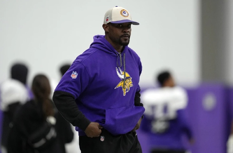 El técnico Brian Flores es uno de los denunciantes. 