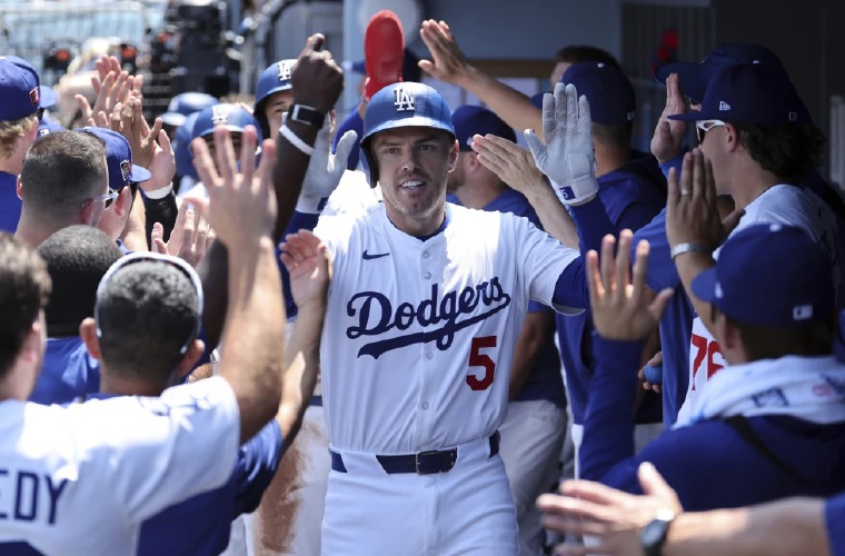 Freddie Freeman ayudó a los Dodgers con jonrón de tres carreras. 