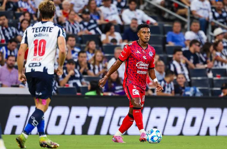Edgar Yoel Bárcenas en acción durante el partido en el que su equipo, el Mazatlán FC enfrentó a los Rayados de Monterrey en partido correspondiente a la Liga MX.