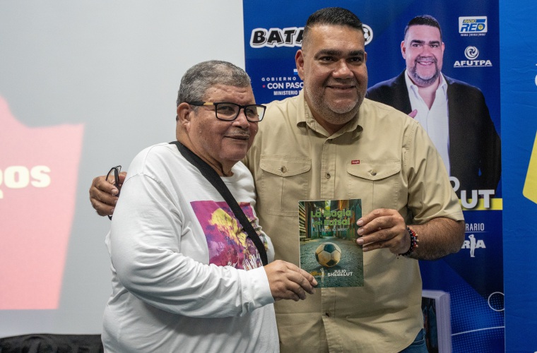 Julio Shebelut (d), autor del libro y Luis Alberto Giraldo, promotor del futsal en Panamá.