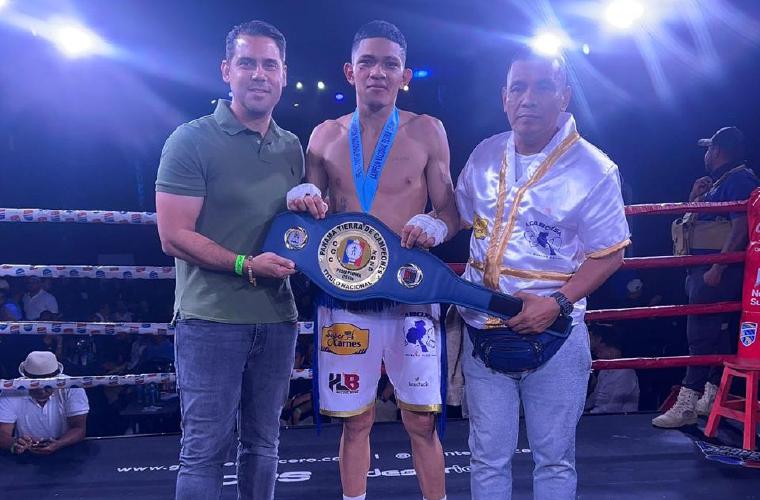 Maximiliano Bonilla (c) junto a su entrenador Camilo Rodríguez (der.) y el promotor Roberto Mora, de High Level Boxing.