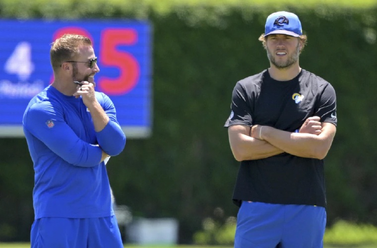 Matthew Stafford (d) y Sean McVay. 