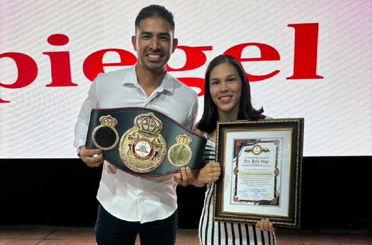 La campeona mundial supermosca de la AMB, Nataly Delgado, en un homenaje que le realizó recientemente el alcalde de Santiago, Eric Jaén (izq.).