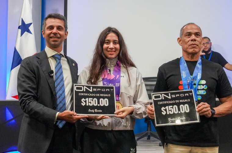 Los atletas panameños Emily Santos (c) y Gustavo Harper (der.) junto al director de Pandeportes, Miguel Ordóñez, durante la actividad.