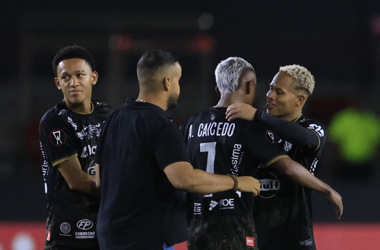 Jugadores de Independiente celebran tras finalizar el partido.