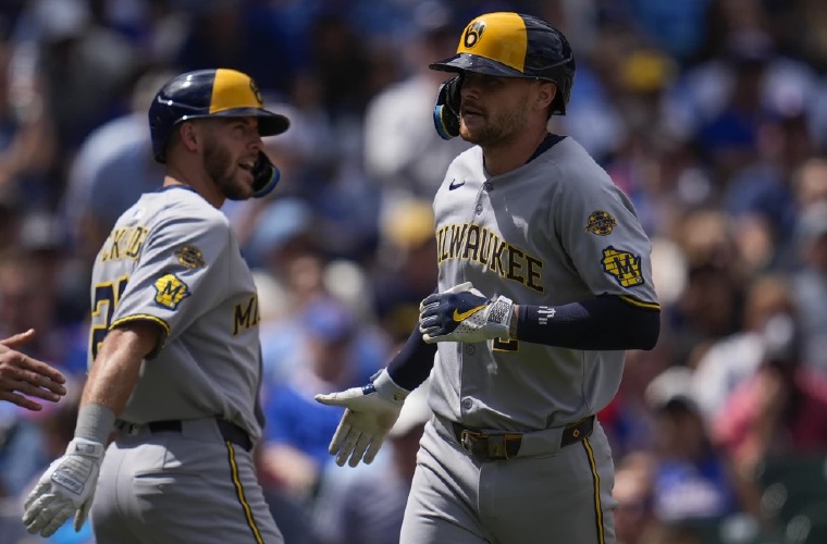 Brice Turang (d) bateó jonrón.