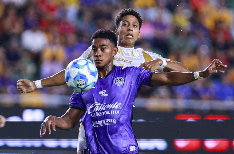 Edgar Yoel Bárcenas en acción durante el encuentro en el que su equipo, Mazatlán FC, empató 2-2 ante los Tigres, en la primera división del fútbol mexicano.