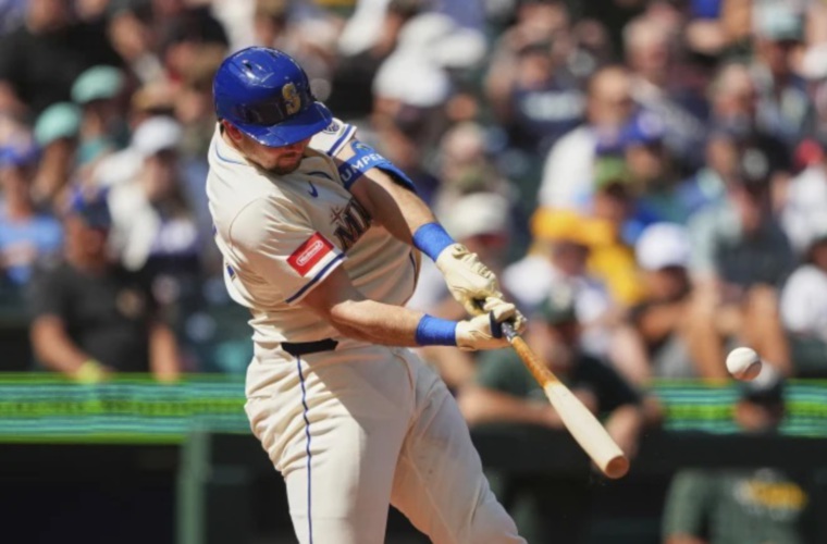 Cal Raleigh, receptor de los Rangers.