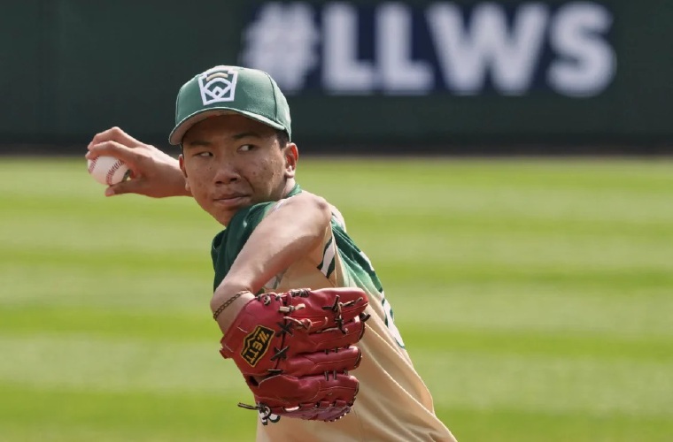 Lin Chin-Tse de Taiwán lanza en la cuarta entrada.