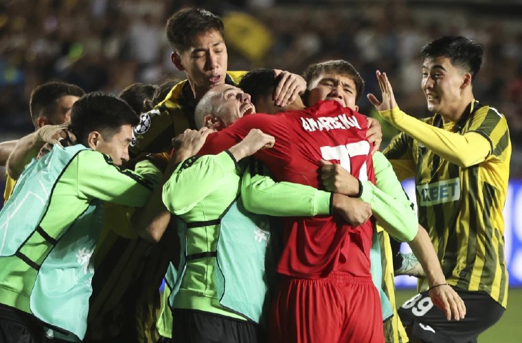 Jugadores del Kairat celebran pase.
