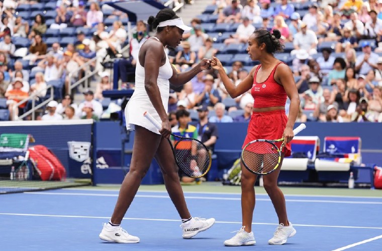 Venus Williams (i) y Leylah Fernández.
