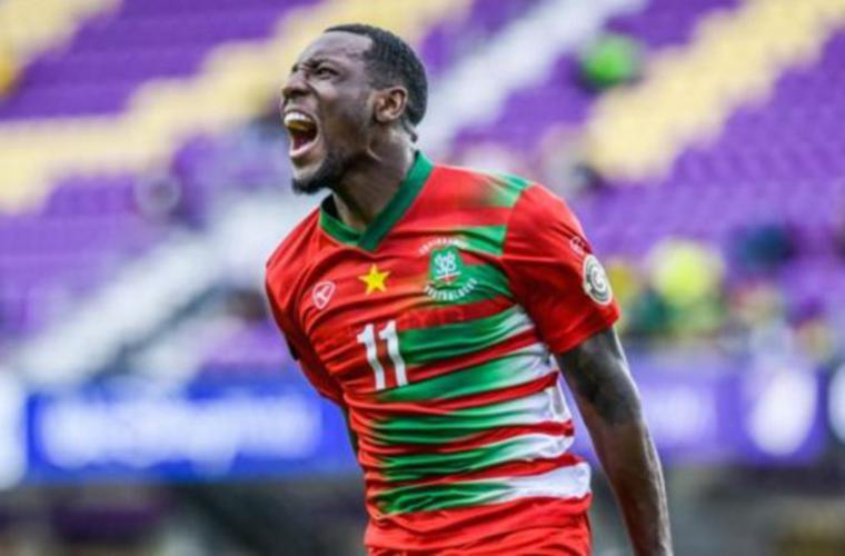 Sheraldo Becker, delantero de Surinam.