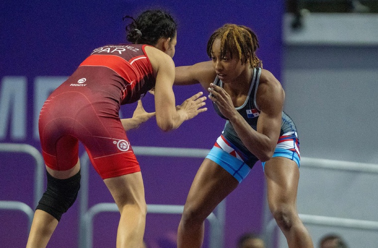 La atleta Yusneiry Agrazal (der.), quien recientemente logró el bronce en los Panamericanos Jr. de Asunción, representará a Panamá en los Juegos Deportivos Centroamericanos de Guatemala.