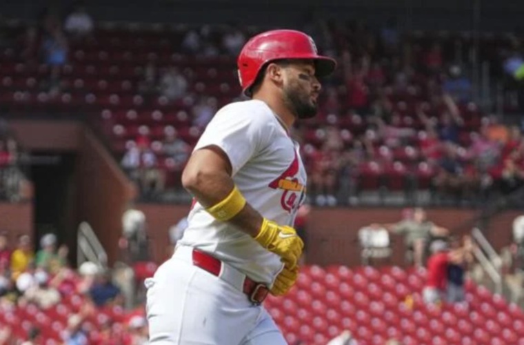 Iván Herrera recorre las bases.