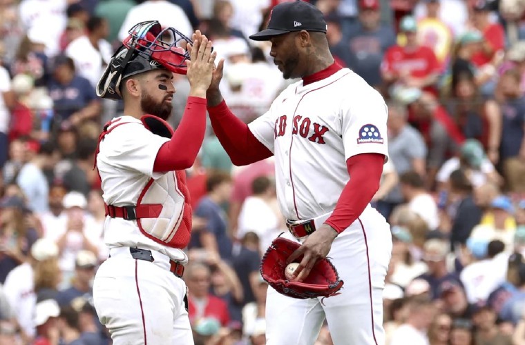 Aroldis Chapman (d) salvó el juego para Boston.