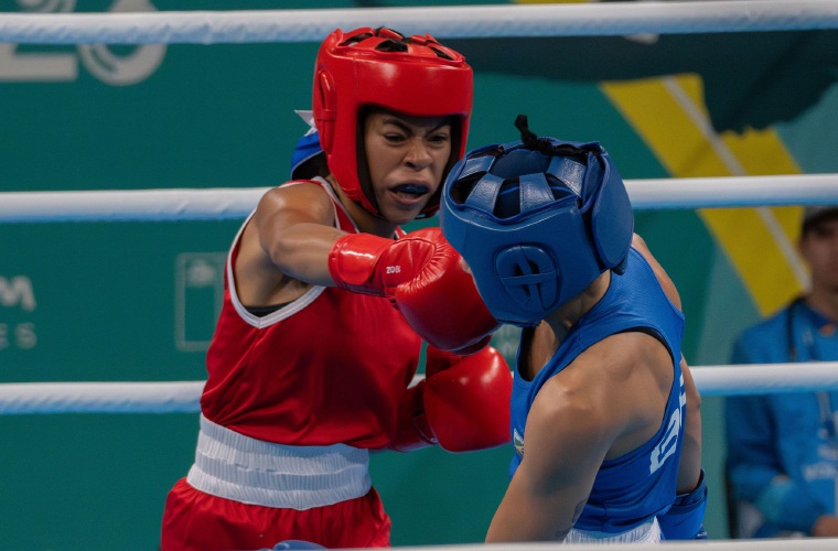 Yulieth hinestroza (izq.).