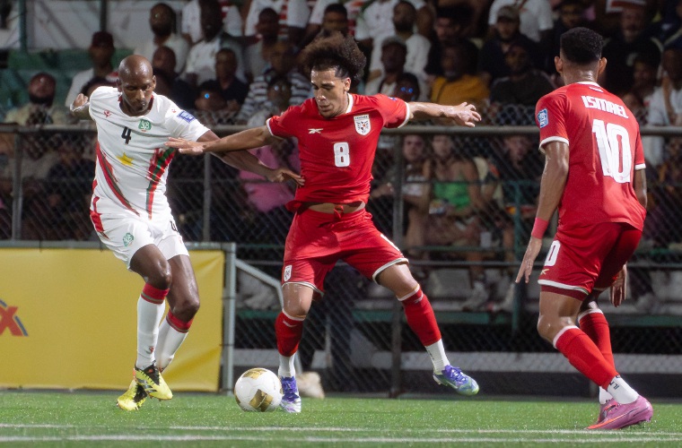 Adalberto Carrasquilla conduce el balón durante el encuentro que sostuvo Panamá ante Surinam en la ciudad de Paramaribo.