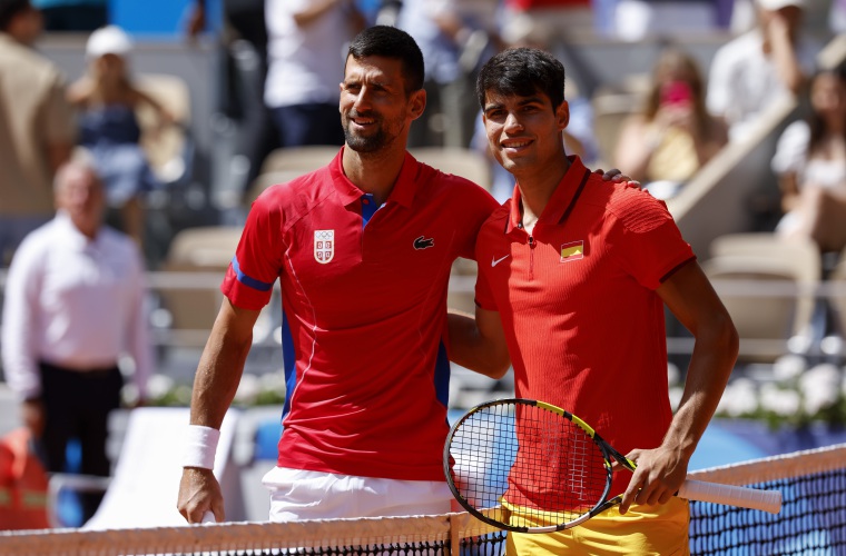 Novak Djokovic (izq.) y Carlos Alcaraz.