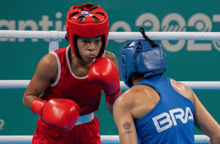 Yulieth Hinestroza (izq.) en acción.