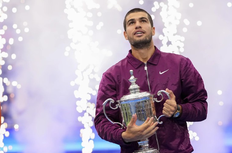 Carlos Alcaraz con el trofeo de campeón.