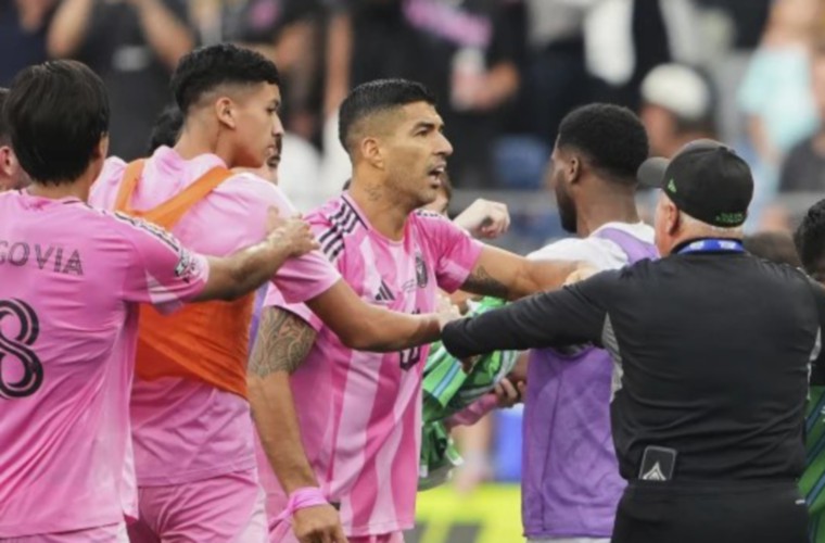 Luis Suárez (izq.).