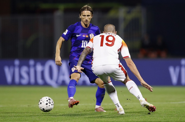 Luka Modric (izq.) en acción.