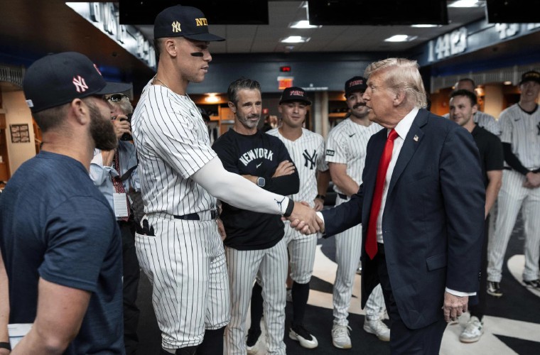 Donald Trump saluda a Aaron Judge.
