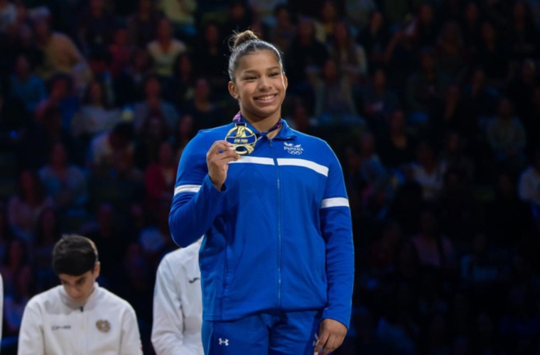 Karla Navas en la ceremonia de premiación de la Copa Mundial realizada en París, Francia y en donde ganó la medalla de bronce del Salto.