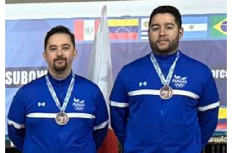William Duen y Donald Lee (arriba). Abajo, Alejandro Matos (der.) junto al entrenador de selecciones nacionales Álvaro Castro.