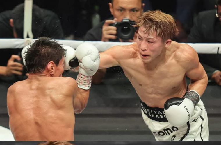 Naoya Inoue (der.) conecta un golpe.