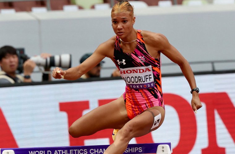 Gianna Woodruff en acción durante su heat clasificatorio de los 400 metros con vallas del Campeonato Mundial de Atletismo, en Tokio, Japón.
