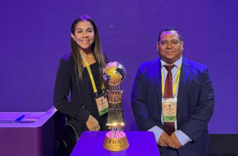 La directora de la selección, Amarelis de Mera (i) y Gabriel Estrada. 