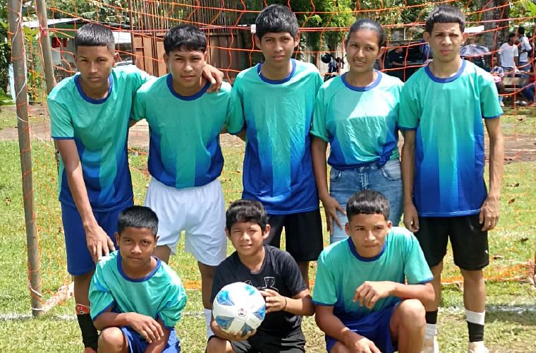 Equipo de La Valdeza, campeón de Triangular Sub-17 de Fútbol.