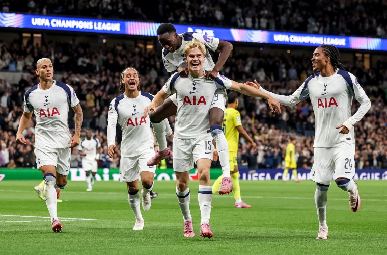 Lucas Bergvall (c) celebra el autogol.