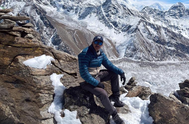 Eduardo Hernández en la caminata al campamento base del Everest en Nepal.