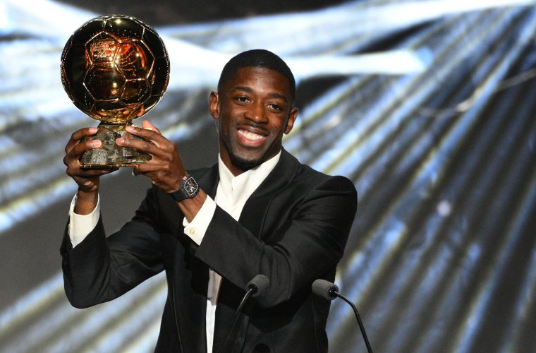 El delantero francés Ousmane Dembélé sostiene el trofeo del Balón de Oro 2025, premio que fue revelado en el día de ayer.