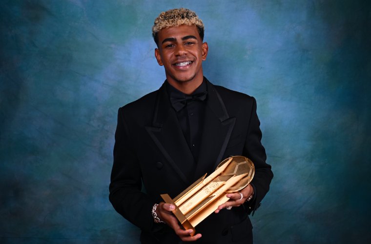 Lamine Yamal con el trofeo del premio Kopa.