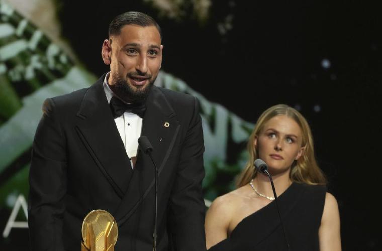 Hanna Hampton (d) y Gianluigi Donnarumma.