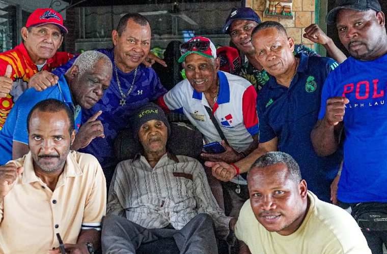 Recientemente Pandeportes junto a entrenadores, excampeones mundiales y boxeadores visitaron a la gloria deportiva Ismael Laguna, quien reinó en la categoría de las 135 libras. 