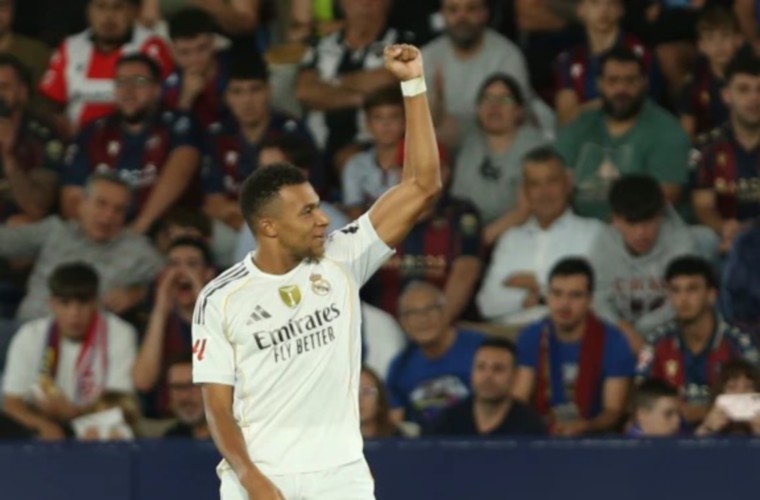 Kylian Mbappé celebra uno de sus goles.