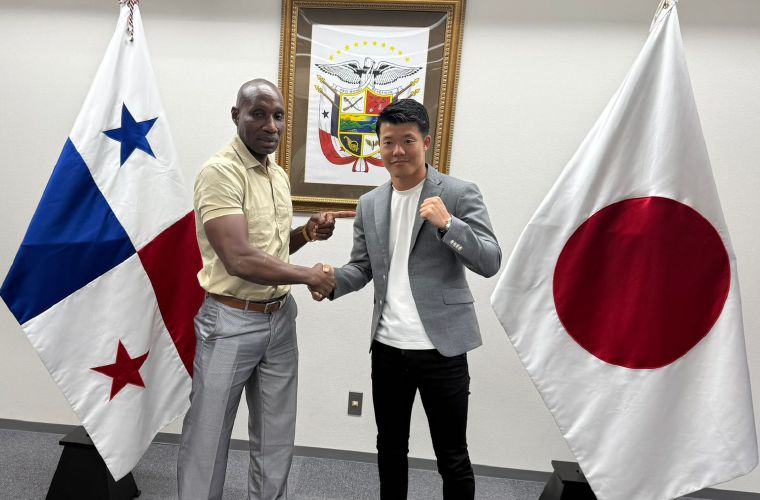 El entrenador panameño Juan Mosquera (izq.) junto al promotor y excampeón mundial Tomoki Kameda en Japón.