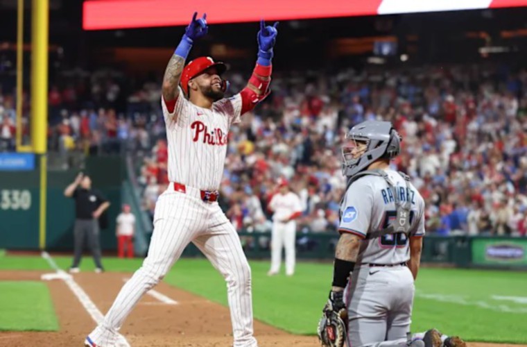 El panameño Edmundo Sosa al cruzar el plato luego de conectar uno de los tres jonrones en el partido en el que los Filis de Filadefia venció 11-1 a los Marlins de Miami.